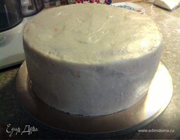 Если вы хотите тортик украсить мастикой, его предварительно нужно покрыть основой, например вот таким масляным кремом.