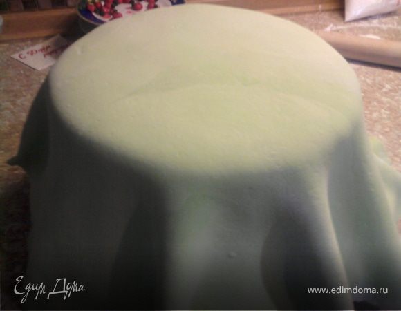 а затем покрыть мастикой из маршмелоу как это делала NataRu   в рецепте http://www.edimdoma.ru/recipes/20587.
И украсить по-своему усмотрению)	