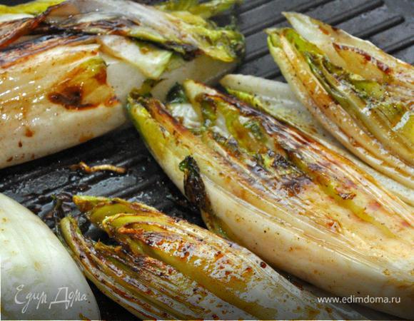 Теперь разрежем цикорий вдоль на две части и сделаем в каждой половинке разрез от основания плодоножки. Теперь на сковородке (я использовал гриль) разогреваем оливковое масло и выкладываем цикорий разрезом вниз и начинаем обжаривать. Как только подрумянится, аккуратно переворачиваем. Немного соли и перца, затем сок половины лимона внутрь каждого плода и посыпим коричневым сахаром. Убавим огонь и продолжаем обжаривать, периодически переворачивая цикорий на сковороде. 