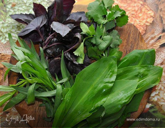 Грибы мелко нарезать и обжарить на сковородке на оливковом масле, добавив в него листочки свежего орегано, когда грибы подрумянятся, добавим к ним соль, перец и мелко нарубленные шалот и чеснок. Обжарим еще несколько минут, и выложим это все к нашей гречке, предварительно размяв ее картофельным прессом. Туда же добавим рубленую зелень базилика, тархуна, черемши и кинзы.