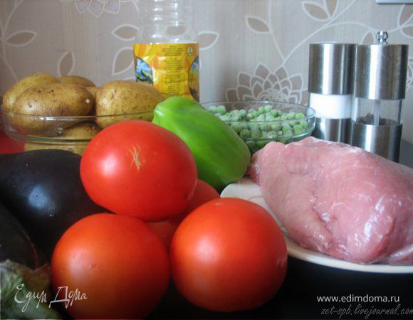 Начнем с мяса. Помоем и высушим свиную вырезку (я брала лопатку), порежем мясо на небольшие кубики ( 4*4см).