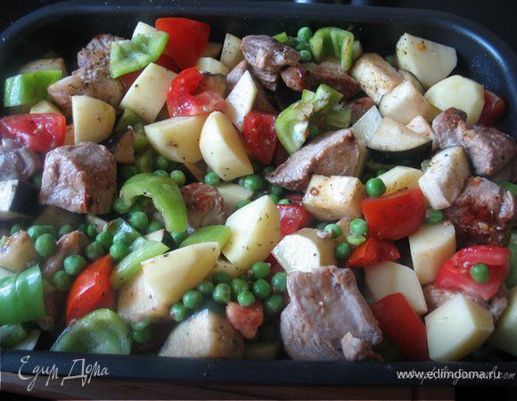 закройте фольгой и на 20 минут в духовку 200 градусов. Через 20 минут снимите фольгу и оставьте блюдо еще на 25 минут.