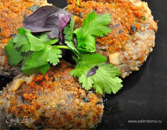 Далее перемешиваем все хорошенько в глубокой посуде, добавим горсть хлебных крошек и чуть-чуть теплой воды. Еще раз перемешиваем и лепим биточки. Теперь обваляем их в сухарях и поджарим на сковородке с двух сторон до румяной корочки. Подаем со свежей зеленью, овощным салатом, с любимыми соусами или можно приготовить подливку из сухих грибов, хотя поверьте, они и так хороши!