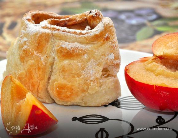 Ну и на десерт сделаем штруделлини из слоеного теста и фруктов. Все предельно просто. Тесто раскатать потоньше, посыпать коричневым сахаром, поверх разложить тоненькие лепестки груши и сливы, опять посыпать коричневым сахаром и корицей. Свернуть тесто в рулет и нарезать острым ножом на 5-6 частей. Затем аккуратно разложить кружочки вертикально на противень с кулинарной бумагой еще немного сахара и корицы сверху и отправить в духовку на 20 минут при 200гр. Готовые штруделлини посыпать сахарной пудрой и подать на десерт с чаем. Хрустящее тесто и свежая начинка - прекрасное сочетание!