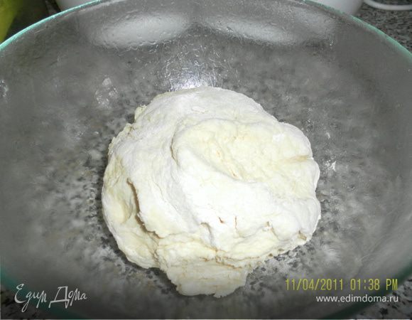 затем взбить яйцо с солью, добавить кефир и уксус, тонкой струйкой вливаем в нашу крошку и вымешиваем мягкое тесто,должно хорошо отлипать от рук,теперь накроем и отправим в холодильник на 1 час