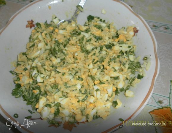 тем временем займемся начинками,их будет три:
первая:
рис отварить, смешать с варенными рубленными яйцами,зеленью и растопленным сливочным маслом(по вкусу) посолить поперчить