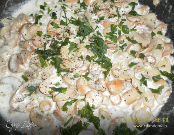 теперь грибная: обжарить грибы с луком, до золотистого цвета посолить поперчить и влить немного сметаны или сливок,томить еще минуты 3,посыпать зеленью
