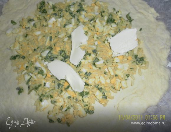 собираем пирог: тесто разделить на две части ,одну раскатать в не очень тонкий пласт уложить на противень, предварительно застелив его бумагой для выпечки и выкладываем первый слой начинки