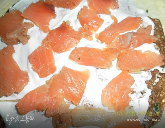 затем блинчик, смазать сметанкой и слой рыбки,блинчик,грибочки,и т.д.