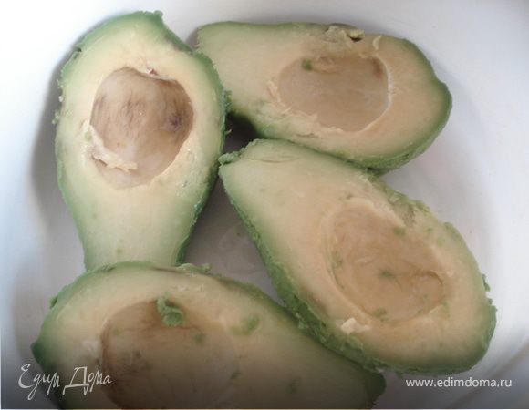 Разрезать авокадо пополам, удалить косточку, вынуть ложкой мякоть,сбрызнуть лимонным соком.