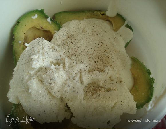 Добавить йогурт,творожный сыр, соль,сахар, черный перец и пюрировать с помощью блендера до однородной консистенции.