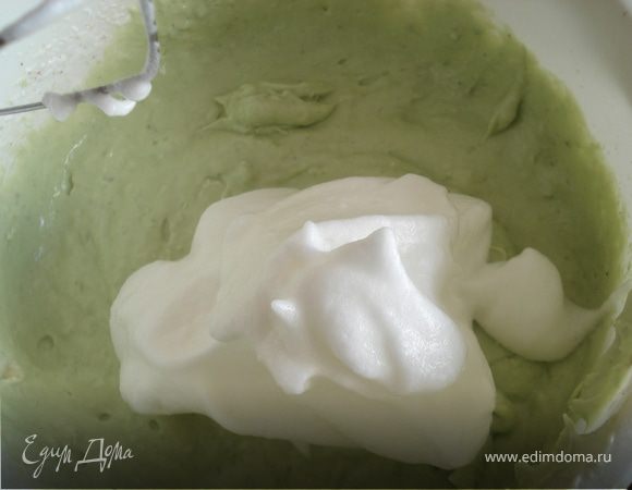 Желатин развести в подогретом лимонном соке с добавлением воды(на 2 ст.ложки желатина-3 ст.ложки воды с лимонным соком)размешать до полного растворения желатина, добавить к основной массе и тщательно размешать.
Взбить белок в крепкую пену и частями добавить к остальным ингредиентам, каждый раз осторожно и тщательно перемешивая