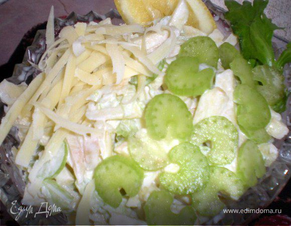 ПАРИЖСКИЙ САЛАТ С СЕЛЬДЕРЕЕМ

Яблоки и сельдерей вымыть,очистить.Яблоки нарезать тонкой соломкой,сельдерей натереть на крупной тёрке,выложить в миску и полить лимонным соком.
Сыр натереть на крупной тёрке,добавить к салату,заправить майонезом,выложить в салатник,украсить листьями сельдерея.
Все просто и быстро,но оказалось обалденно вкусно!!!