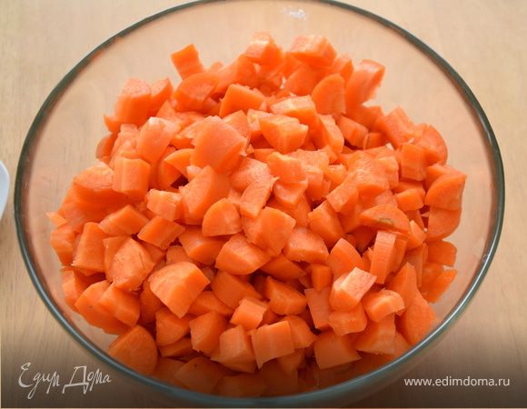 Морковь и лук нарезать кубиками. Слегка обжарить на оливковом масле.