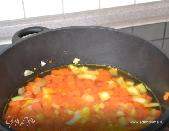 Добавить горячий овощной бульон и варить ок. 15 минут. За 2-3 минуты до окончания варки добавить курагу.