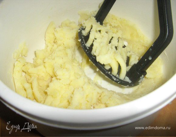 Картофель отварить,очистите горячим от кожуры и разомните в пюре. В остывшее картофельное пюре добавьте зубчик чеснока, растертый с небольшой щепоткой соли и молотым кориандром,добавьте 1 - 2 ч.л. майонеза