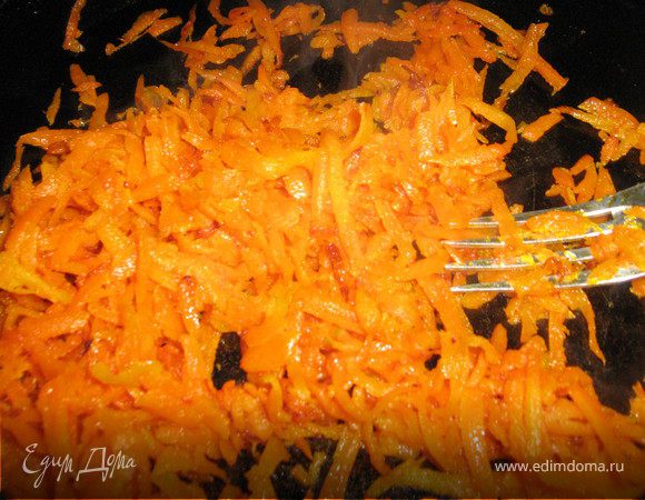 На сковородке поджарьте до готовности на растительном масле морковь, натертую на крупной терке, добавив к ней 1 ч.л. сахара.