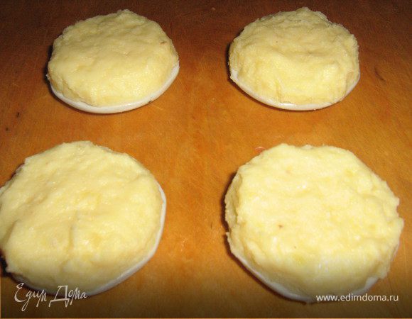 Из картофельного пюре сформировать лепёшку,(форма любая,я сделала круглую)