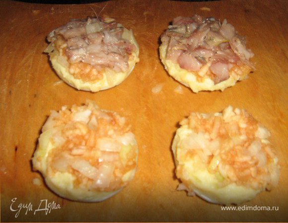 на пюре выложить яблоко с луком,далее кусочки селёдки,