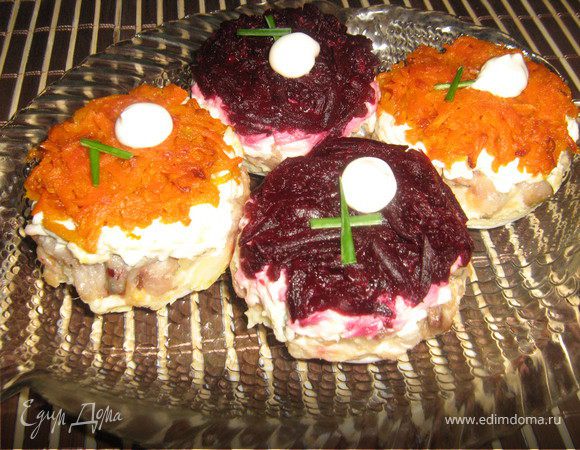 и последним слоем свекла,так же сделать следующую лепёшку,но вместо свеклы обжаренную морковь,т.е."пирожные" будут двух видов с морковью и свеклой.Готовые пирожные украсить каплей майонеза,зеленью. Приятного аппетита!