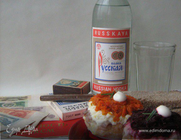 Эти пирожные я делала на кулинарную "дуэль"(сайт "Кулинар")-"Ностальгия по...для тех кому за 30".И фото оформила в Советском стиле,такое получилось фото настольгическое.