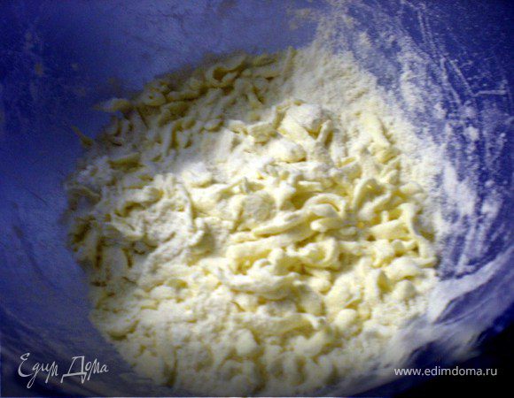 Все ингридиенты перемешать,замесить тесто.Скатать в шар и убрать в холодильник на 1 час.

Яблоки очистить,нарезать дольками.