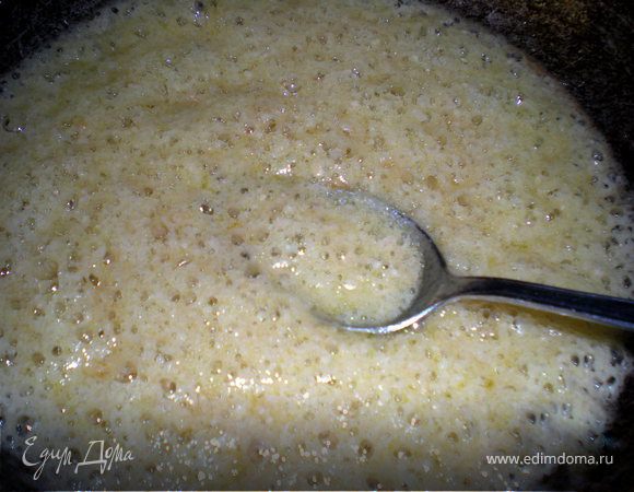 В сковороде или форме в которой будем выпекать пирог,растопить 5стол. ложек сахара+1стол.ложка воды,непрерывно помешивая,кипятим в течении 5мин.,затем тудаже добавить 50г слив. масла и жарить до коричневого цвета.