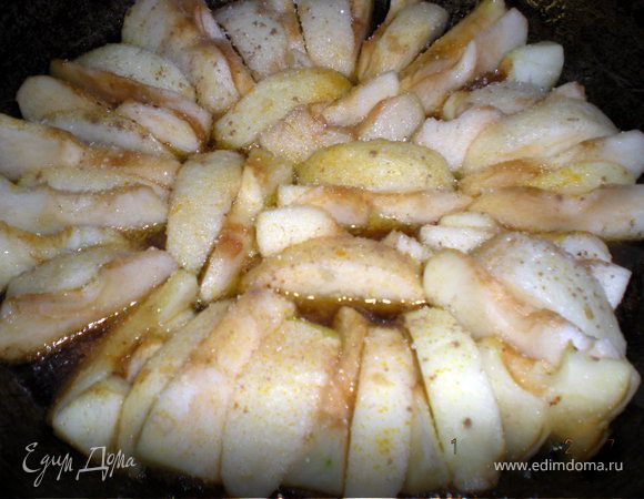 В эту сковороду выкладываем яблоки,сначала дольки кладем широкой стороной вниз,потом 2 слой наоборот,широкой вверх.(можно посыпать корицей)Если яблоки сильно кислые,то сверху посыпать сахаром.
Ставим в духовку на 30 мин.при180гр.