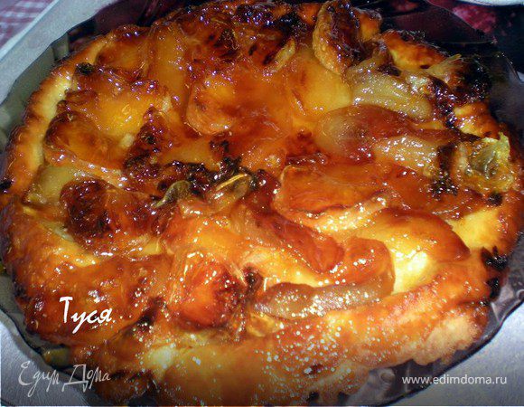 Ставим в духовку на 20мин,как тесто подрумянится,вытаскиваем,даём постоять минуты 2-3,накрываем тарелкой и переворачиваем сковородку верх дном.
Хорошо бы ещё перед переворачиванием,прокрутить пирог,чтобы он отлепился от стенок сковороды.