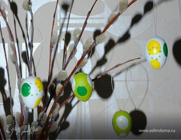 Муку просеять, смешать с дрожжами и пекарской смесью (улучшитель и разрыхлитель). Молоко подогреть. В небольшой миске приготовить опару. Для этого смешать 300 г соединенной с дрожжами муки, ванильный сахар и стакан теплого молока. Размешать венчиком, чтобы не было комков. 