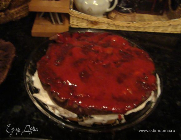 Взбить белки в густую пену ,постепенно добавляя оставшийся сахар и соль.Треть взбитых белков осторожно переложить в желтки.Остальные белки оставить.
