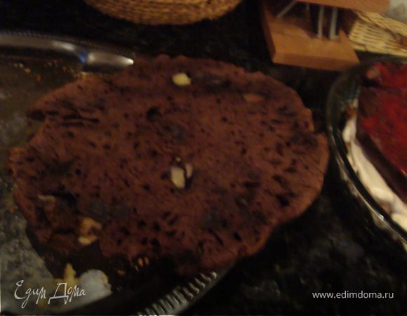 Смешать муку с крахмалом.Просеять смесь на оставшиеся белки.Взбитые белки и муку перемешивать с желтковой массой,пока она не станет однородной.
Добавить осторожно какао,просеяв его через сито в готовую массу.
Для выпечки бисквита застелить дно формы бумагой для выпечки.,немного смазать растительным маслом.Заполнить форму половиной приготовленного теста,разгладить поверхность лопаткой.Духовку разогреть до 200 градусов и поставить нашу форму с тестом.Выпекать 25 мин.Прверить деревянной палочкой готовность.Также выпечь второй корж.Дать коржам остыть,затем кулинарной ниткой каждый корж разрезать пополам.