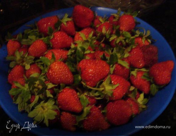 Приготовим клубничный  соус.Блендером разотрем клубнику с сахарной пудрой ,добавив ликер амаретто.
Затем прготовим крем,взбив сливки с сахаром до получения однородной густой массы.(чтобы сливки лучше взбивались добавим к ним и сахару холодный белок 1 яйца,а для аромата ваниль)