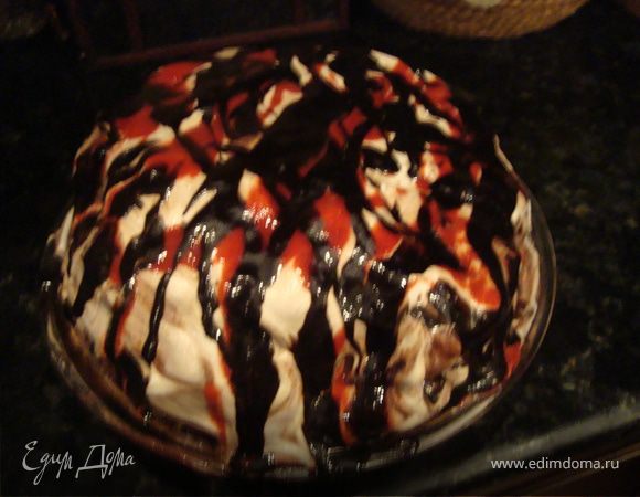 Берем корж,смазываем его обильно клубничным соусом,сверху кремом,далее следующий корж и остальные.Верхний корж смазываем только кремом.На паровой бане растапливаем шоколад,добавив 3 ст ложки водички.Затем ложкой ввыводим из шоколада узор непроизвольной формы,также делаем узор из клубничного соуса.Ставим в холодильник на 2 часа.