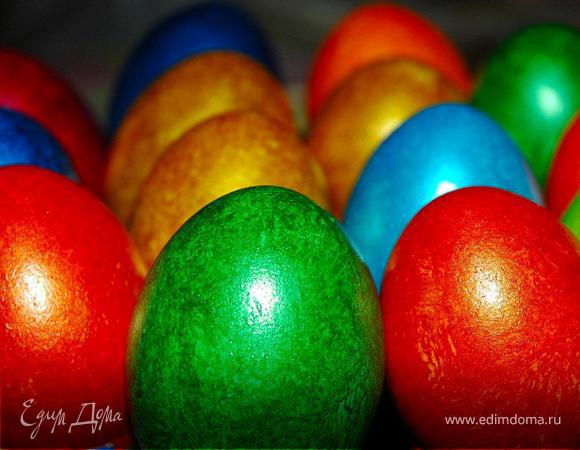 Поставить в теплое место на 30 мин. Затем добавить еще 200 г муки, перемешать, накрыть полотенцем и оставить в тепле еще на час. 
Желтки растераем с сахаром и солью, вливаем растопленное масло и коньяк, перемешиваем и соединяем с поднявшимся тестом. Добавляем оставшуюся муку, молотые пряности, цедру и молоко. Очень хорошо и тщательно вымешиваем и ставим в теплое место еще на 1 час. 
