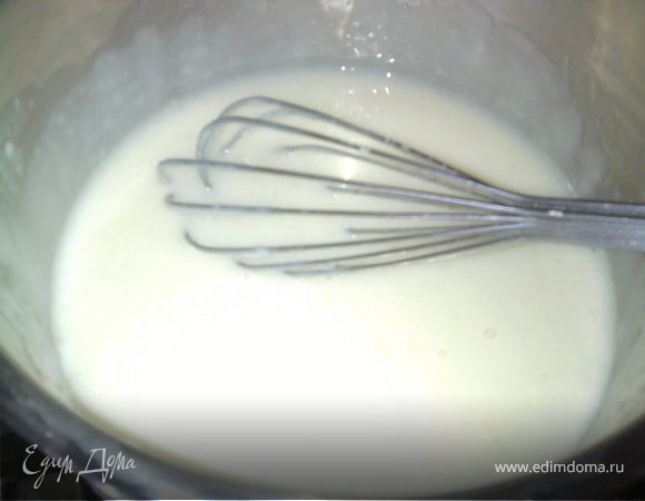 Сахар смешать с мукой.
Добавить молоко.
Поставить на огонь, довести до кипения.
Постоянно помешивать!что бы не подгорело.
Варить до загустения.
