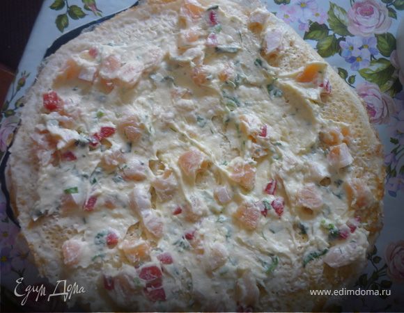 Блинчик с одной стороны тонким слоем смазываем из оставшейся трети сырно-масляной смесью, переворачиваем и намазываем одной из начинок, сворачиваем рулет начинкой внутрь. Выкладываем рулетики на противень, застеленный пищевой пленкой и охлаждаем часа 2. 