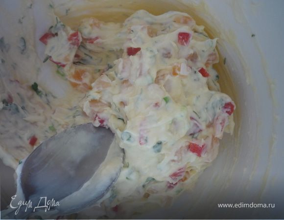 Во вторую часть - резаные на 3-4 части креветки, кубики перца, сок лимона, немного зелени. 