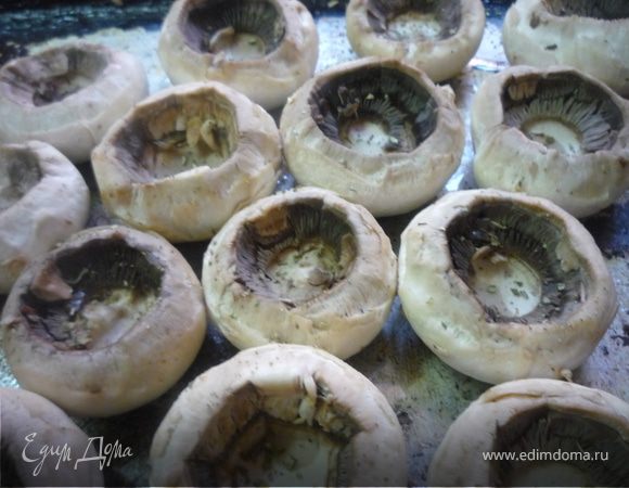 Нам понадобится 12 профитролей. Шампиньоны тщательно моем, при желании чистим (я нет), аккуратно вырезаем ножки. 