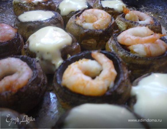 Шляпки смазываем оливковым маслом,  и запекаем минут 10. Затем, на половину шляпок кладем смазанные оливковым маслом креветки, а вторую половину шляпок смазываем сыром Viola. Все шляпки присыпаем листиками розмарина или смесью Прованских трав и все вместе запекаем еще минут 5 до готовности. Склеиваем шляпки двух видов, благодаря сыру это легко сделать.