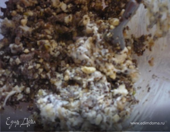 Для начинки: Мелко шинкуем лук, ножки шампиньонов, окорок. Разогреваем столовую ложку оливкого масла, пассируем лук до легкого золотистого цвета, добавляем грибные ножки и выпариваем всю воду, затем добавляем окорок и жарим несколько минут, посыпаем прованскими травами и листиками розмарина, добавляем плавленный сыр и тщательно перемешиваем, снимаем с огня.