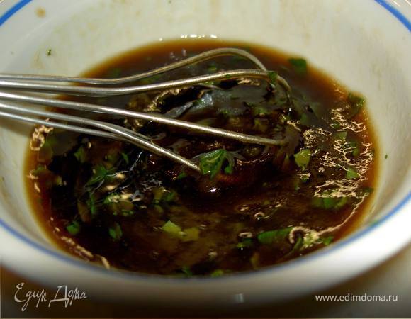 Соус:
Мёд, соевый соус, масло и 3-4 столовых ложек воды слегка взбить венчиком. Добавить измельченную мяту и молотый перец по вкусу.