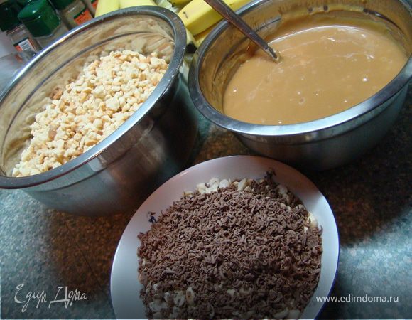 Тесто тоже раскрошить руками в крошку, с размером в половинки арахиса.