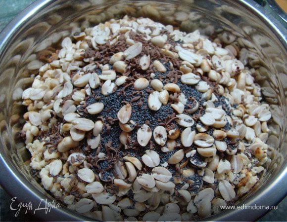 Смешать тесто, арахис и мак (я еще добавила немного тертого шоколада) и залить все кремом и хорошо-хорошо перемешать. 