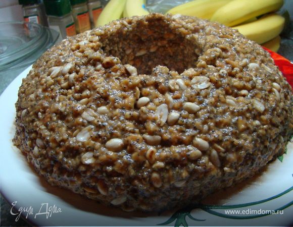 По совету моей начальницы, при выкладывании массы на блюдо, лучше поставить посредине стакан и выложить вокруг него. Тогда, после охлаждения, когда торт очень твердый, его гораздо легче и удобнее резать. 