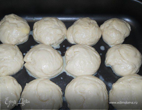 Сформировать булочки, дать подняться на противне.