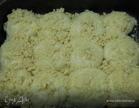 смазать яйцом слегка взбитым с небольшим количеством воды. Посыпать штрейзелем. 

