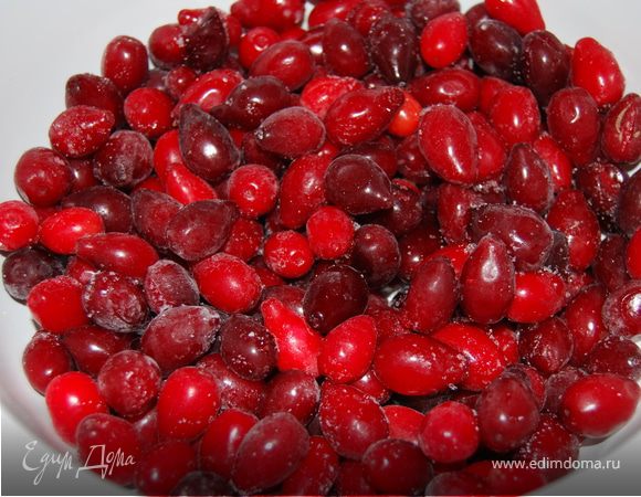 И снова все начинается с кизила. Достаем его для разморозки. Можно пару ягод положить в рот замороженными - это для пущего воспоминания о детстве!:)