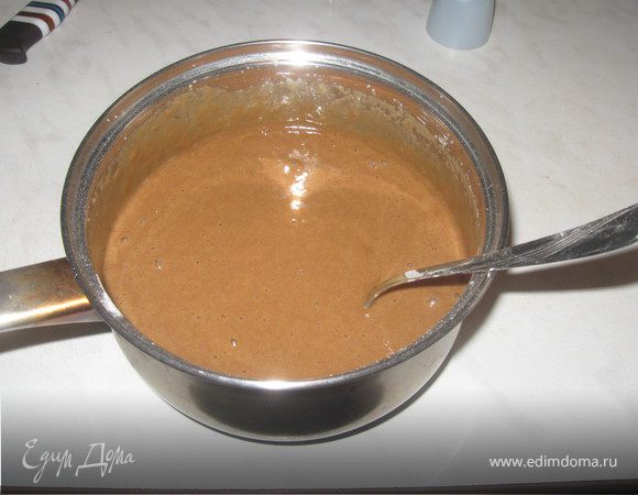 Добавить к яйцам соду, молоко, какао. Перемешать хорошо. Добавить муку и еще раз все перемешать до однородной массы.