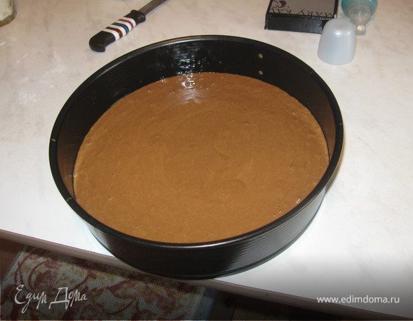 Выложить тесто в форму. У меня была 26см-ая форма, в поменьшей форме пирог будет выше. Выпекать при температуре 180 градусов 20-30 минут.